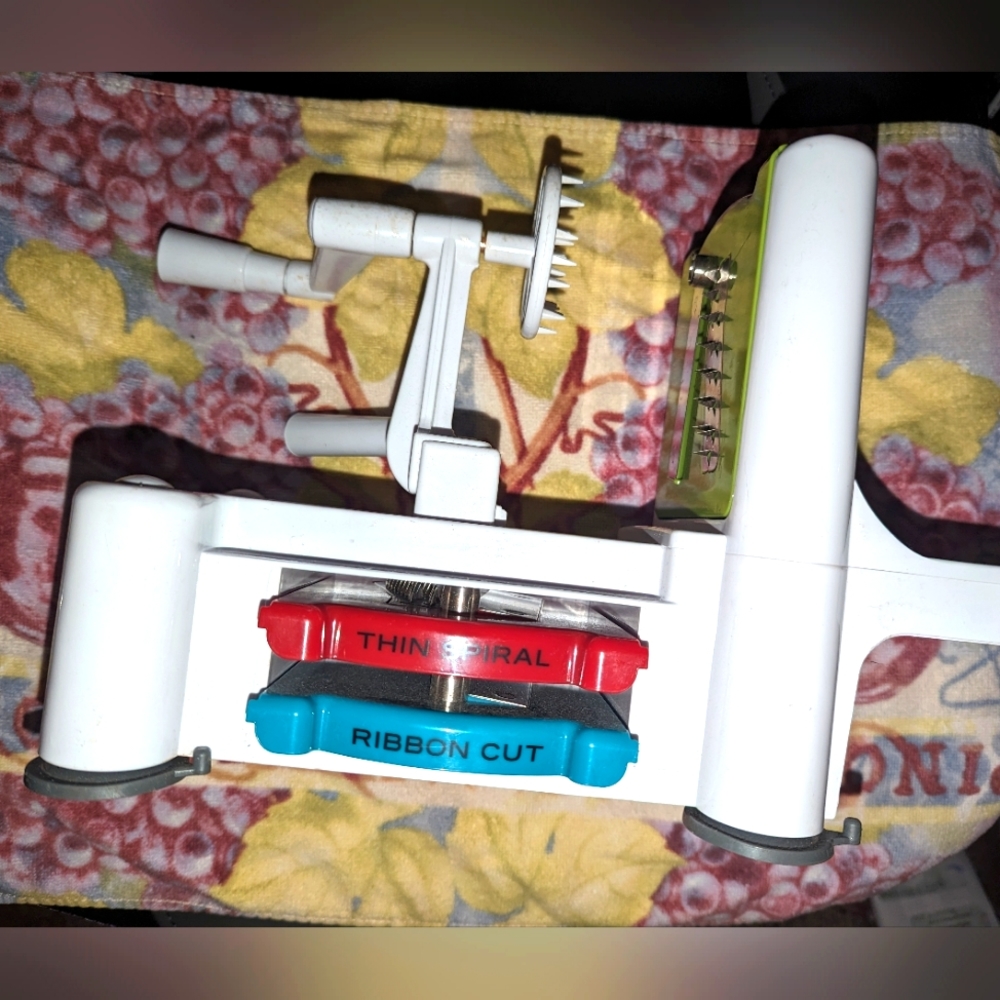 FOOD NETWORK - Three Size Spiralizer - Picture 2 of 9